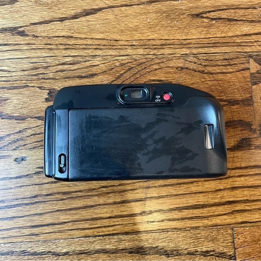 Canon Black Film Photography Camera with Autofocus and Built-in Flash - Picture 3 of 8